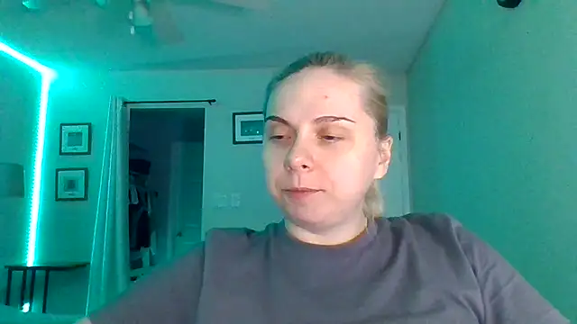 Snapshot of HappyIva chatting on 12, 11, 2025 HappyIva online show from 12, 11, 2025