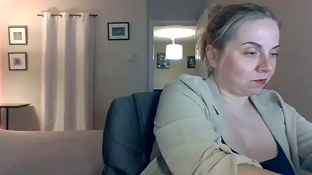 Snapshot of HappyIva chatting on 13, 11, 2025 HappyIva online show from 13, 11, 2025