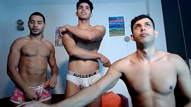 Snapshot of HOTLATINO2025 chatting on 15, 10, 2025 HOTLATINO2025 online show from 15, 10, 2025