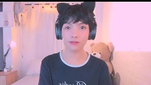 Snapshot of AllanYong18 chatting on 16, 10, 2025 AllanYong18 online show from 16, 10, 2025