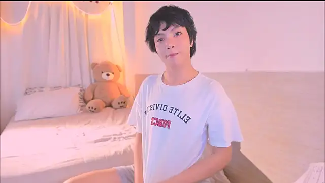 Snapshot of AllanYong18 chatting on 12, 11, 2025 AllanYong18 online show from 12, 11, 2025