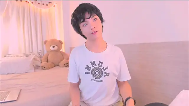 Snapshot of AllanYong18 chatting on 23, 11, 2025 AllanYong18 online show from 23, 11, 2025