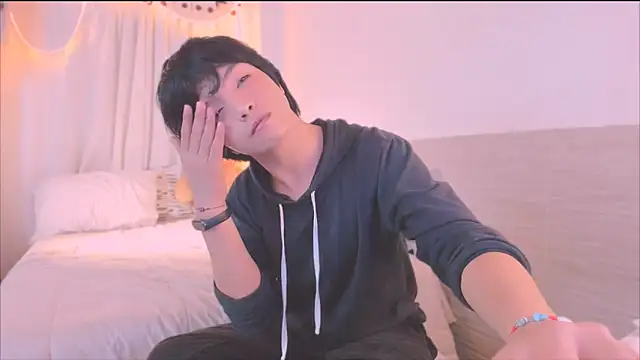 Snapshot of AllanYong18 chatting on 25, 11, 2025 AllanYong18 online show from 25, 11, 2025