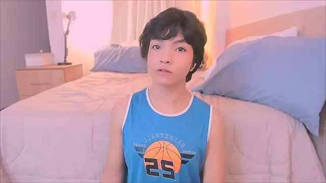 AllanYong18 online show from 4, 12, 2025