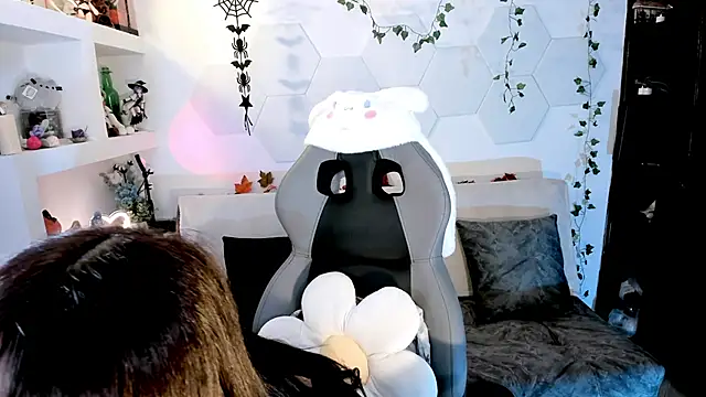 Effy Devalk online show from 1, 2, 2025