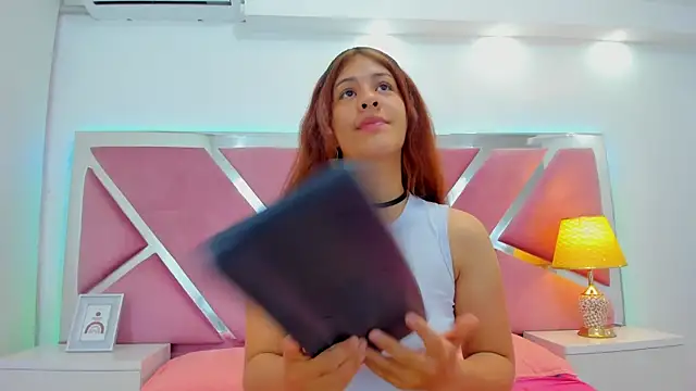 MiaQueen021 online show from 19, 11, 2025