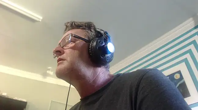 itsmeyes69 online show from 20, 1, 2025