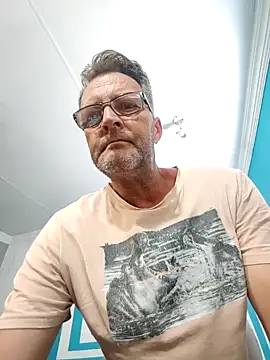 itsmeyes69 online show from 28, 1, 2025