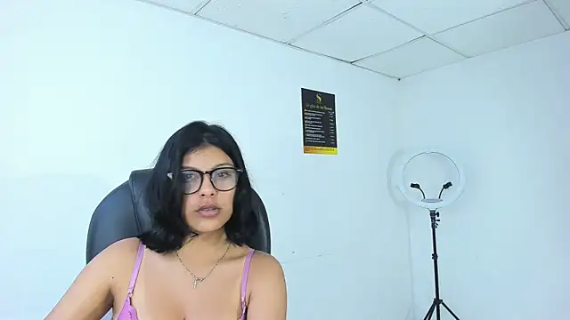 Snapshot of Salmaportman69 chatting on 17, 10, 2025 Salmaportman69 online show from 17, 10, 2025