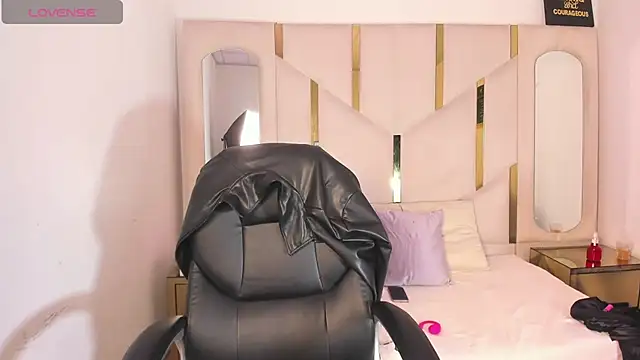 Salmaportman69 online show from 3, 3, 2026