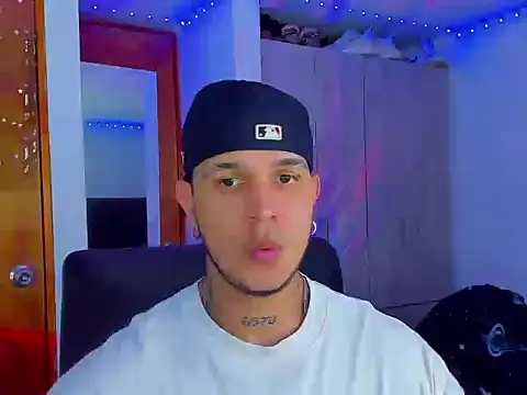 Snapshot of austinoficial chatting on 12, 9, 2025 austinoficial online show from 12, 9, 2025