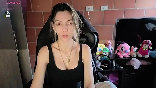 Snapshot of Princezzlove3 chatting on 11, 10, 2025 Princezzlove3 online show from 11, 10, 2025