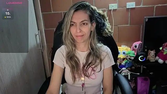 Snapshot of Princezzlove3 chatting on 18, 10, 2025 Princezzlove3 online show from 18, 10, 2025