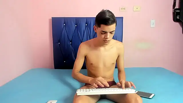 Latinos 2001 online show from 10, 10, 2025