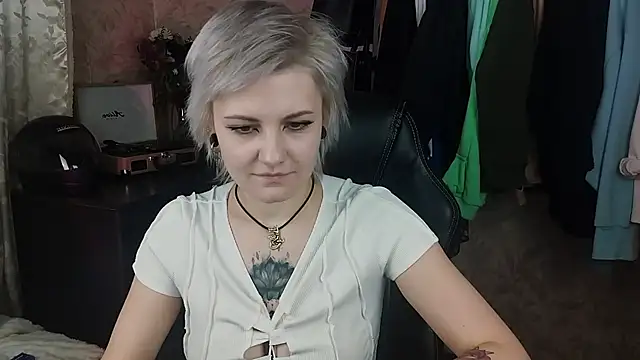Snapshot of EvaBrownie chatting on 2, 2, 2025 EvaBrownie online show from 2, 2, 2025
