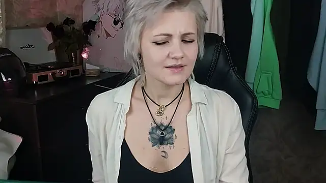 Snapshot of EvaBrownie chatting on 4, 2, 2025 EvaBrownie online show from 4, 2, 2025
