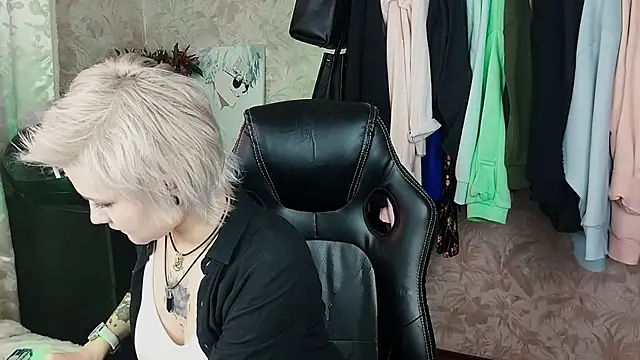 Snapshot of EvaBrownie chatting on 5, 2, 2025 EvaBrownie online show from 5, 2, 2025