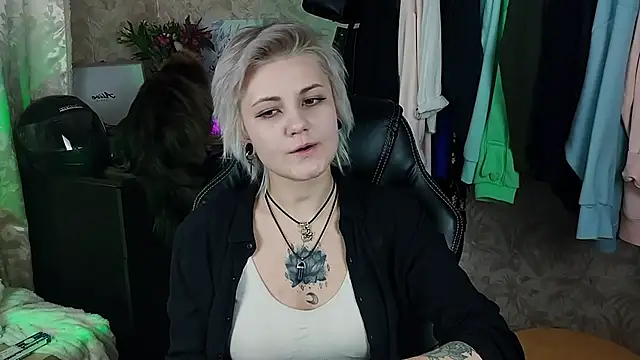 Snapshot of EvaBrownie chatting on 5, 2, 2025 EvaBrownie online show from 5, 2, 2025