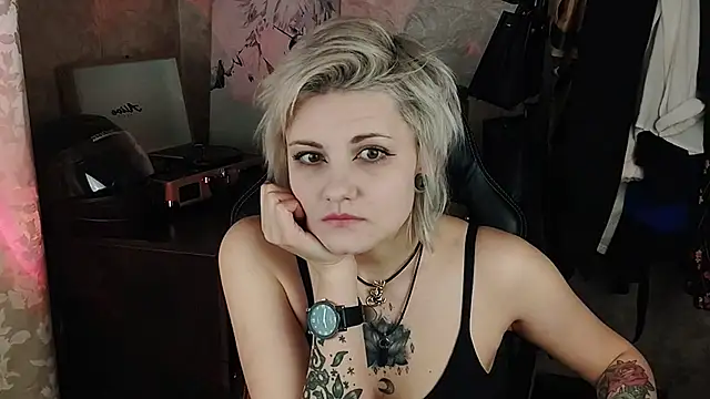 Snapshot of EvaBrownie chatting on 5, 3, 2025 EvaBrownie online show from 5, 3, 2025