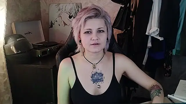 Snapshot of EvaBrownie chatting on 8, 3, 2025 EvaBrownie online show from 8, 3, 2025
