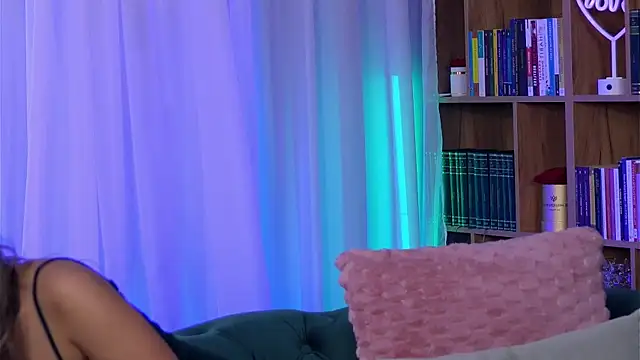 Snapshot of SarahPeach8 chatting on 27, 10, 2025 SarahPeach8 online show from 27, 10, 2025