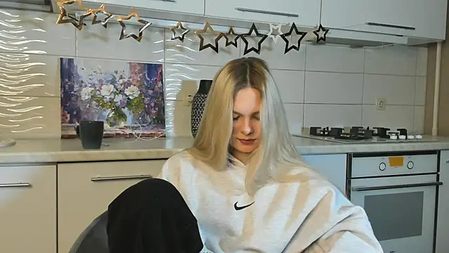 Snapshot of SynnoveEyre chatting on 3, 2, 2025 SynnoveEyre online show from 3, 2, 2025