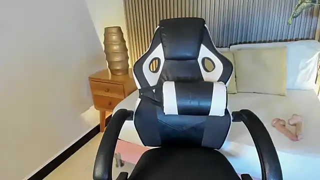 Snapshot of adarna13_ chatting on 12, 11, 2025 adarna13 online show from 12, 11, 2025