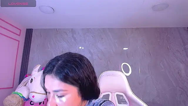 Skye Little v online show from 16, 10, 2025