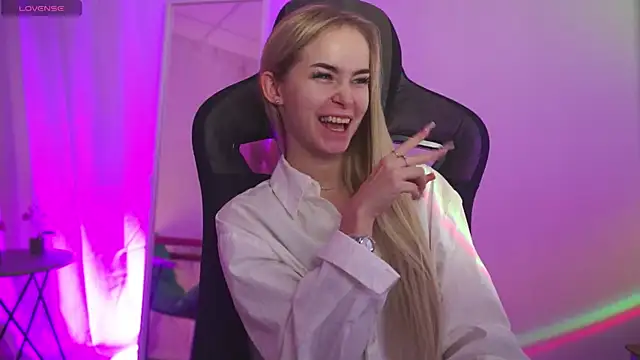 Snapshot of DakotaaJohnnson chatting on 28, 10, 2025 DakotaaJohnnson online show from 28, 10, 2025