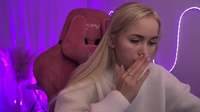 Snapshot of DakotaaJohnnson chatting on 15, 12, 2025 DakotaaJohnnson online show from 15, 12, 2025