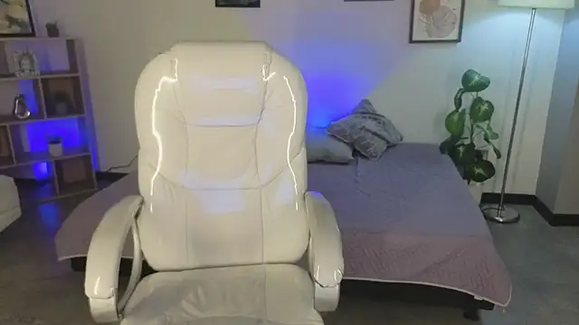 Nicole Foxx  online show from 11, 10, 2025