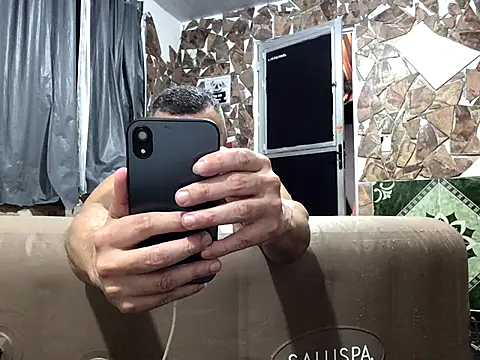 Snapshot of grossocalibre20 chatting on 15, 11, 2025 grossocalibre20 online show from 15, 11, 2025