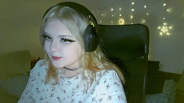 Snapshot of Electro_doll chatting on 13, 2, 2025 Electro doll online show from 13, 2, 2025