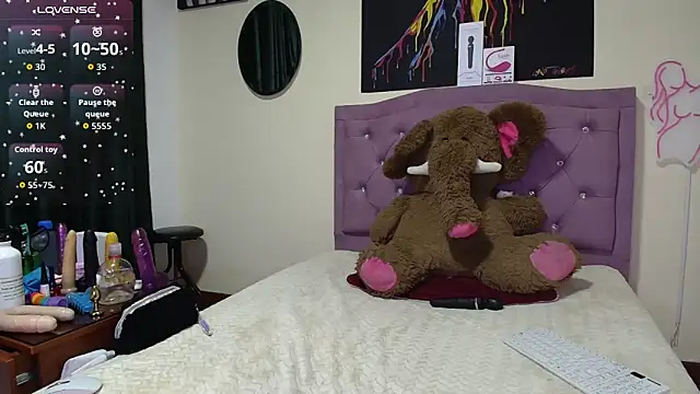 Emmie Hot online show from 5, 3, 2026