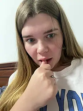 Snapshot of ella_zzz chatting on 3, 2, 2026 ella zzz online show from 3, 2, 2026