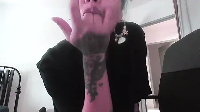 Snapshot of serena__vedette chatting on 21, 10, 2025 serena vedette online show from 21, 10, 2025