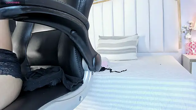 Raven jade  online show from 11, 9, 2025