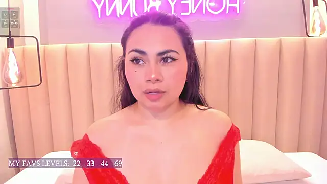 Naomymonroe  online show from 17, 10, 2025