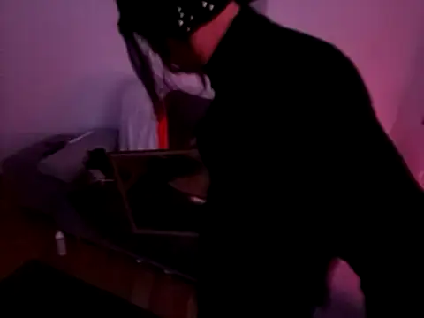 sandrahoeslut online show from 12, 3, 2025