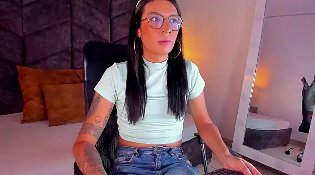 LauraaGomezz   online show from 28, 1, 2025