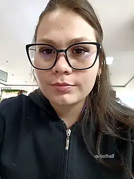 Snapshot of Vale_Saenzz chatting on 8, 3, 2025 Vale Saenzz online show from 8, 3, 2025