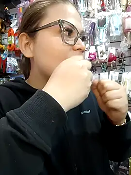 Snapshot of Vale_Saenzz chatting on 8, 10, 2025 Vale Saenzz online show from 8, 10, 2025