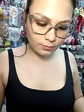 Snapshot of Vale_Saenzz chatting on 9, 10, 2025 Vale Saenzz online show from 9, 10, 2025