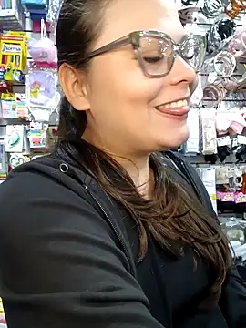 Snapshot of Vale_Saenzz chatting on 10, 11, 2025 Vale Saenzz online show from 10, 11, 2025