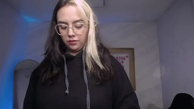 Snapshot of Hela_v chatting on 28, 10, 2025 Hela v online show from 28, 10, 2025