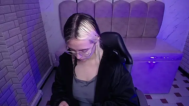 Snapshot of Hela_v chatting on 15, 11, 2025 Hela v online show from 15, 11, 2025