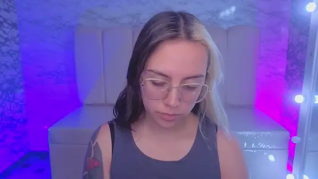 Snapshot of Hela_v chatting on 17, 11, 2025 Hela v online show from 17, 11, 2025