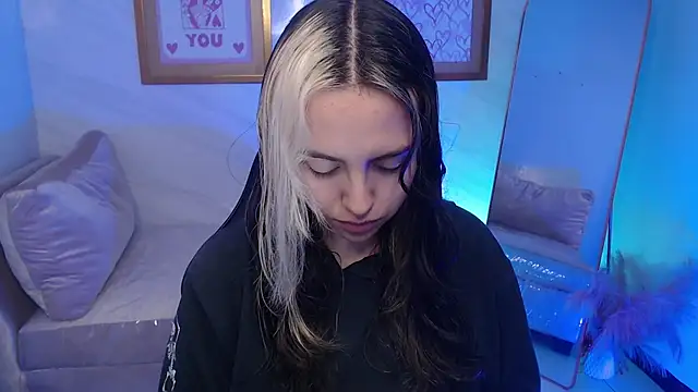 Snapshot of Hela_v chatting on 18, 11, 2025 Hela v online show from 18, 11, 2025