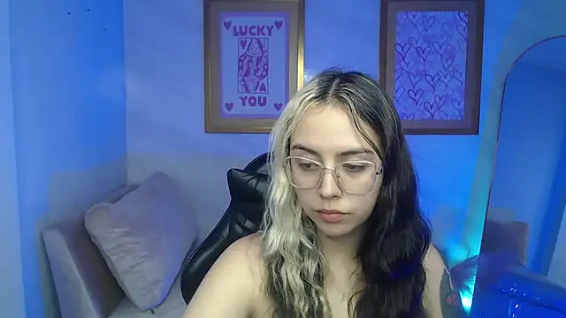 Snapshot of Hela_v chatting on 24, 11, 2025 Hela v online show from 24, 11, 2025