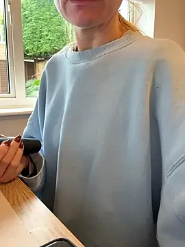 Snapshot of Phoebe_Lily chatting on 18, 11, 2025 Phoebe Lily online show from 18, 11, 2025